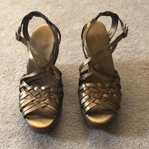 🍂Banana Rep- Bronze/Gold Wedges sandals(Size 9)🍂